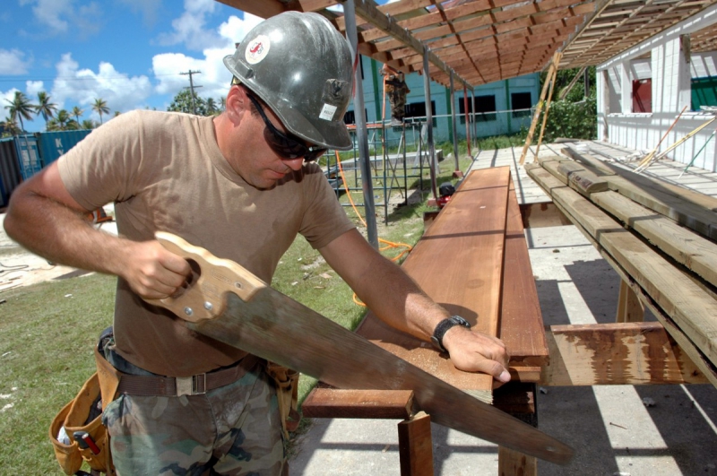 menuisier-BARGEMON-min_worker_construction_building_carpenter_male_job_build_helmet-893290